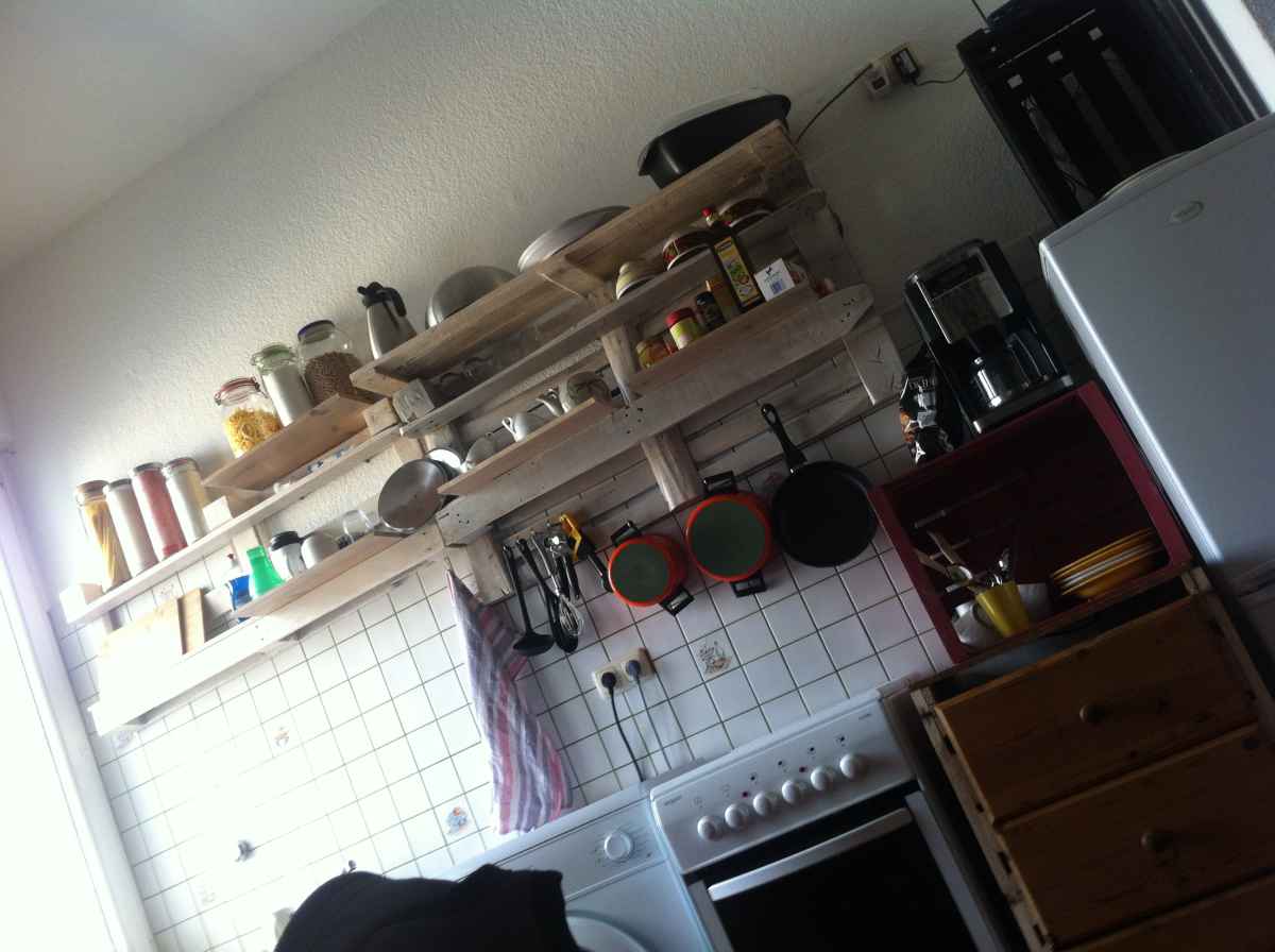 Küchenregal aus paletten palettenregal 2 palettenbett und ...