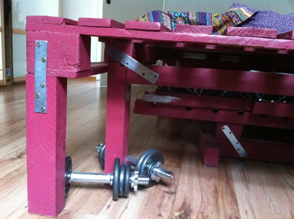 Palettenbett: doppelbett, zerlegte paletten palettenbett und ... Bett aus europaletten