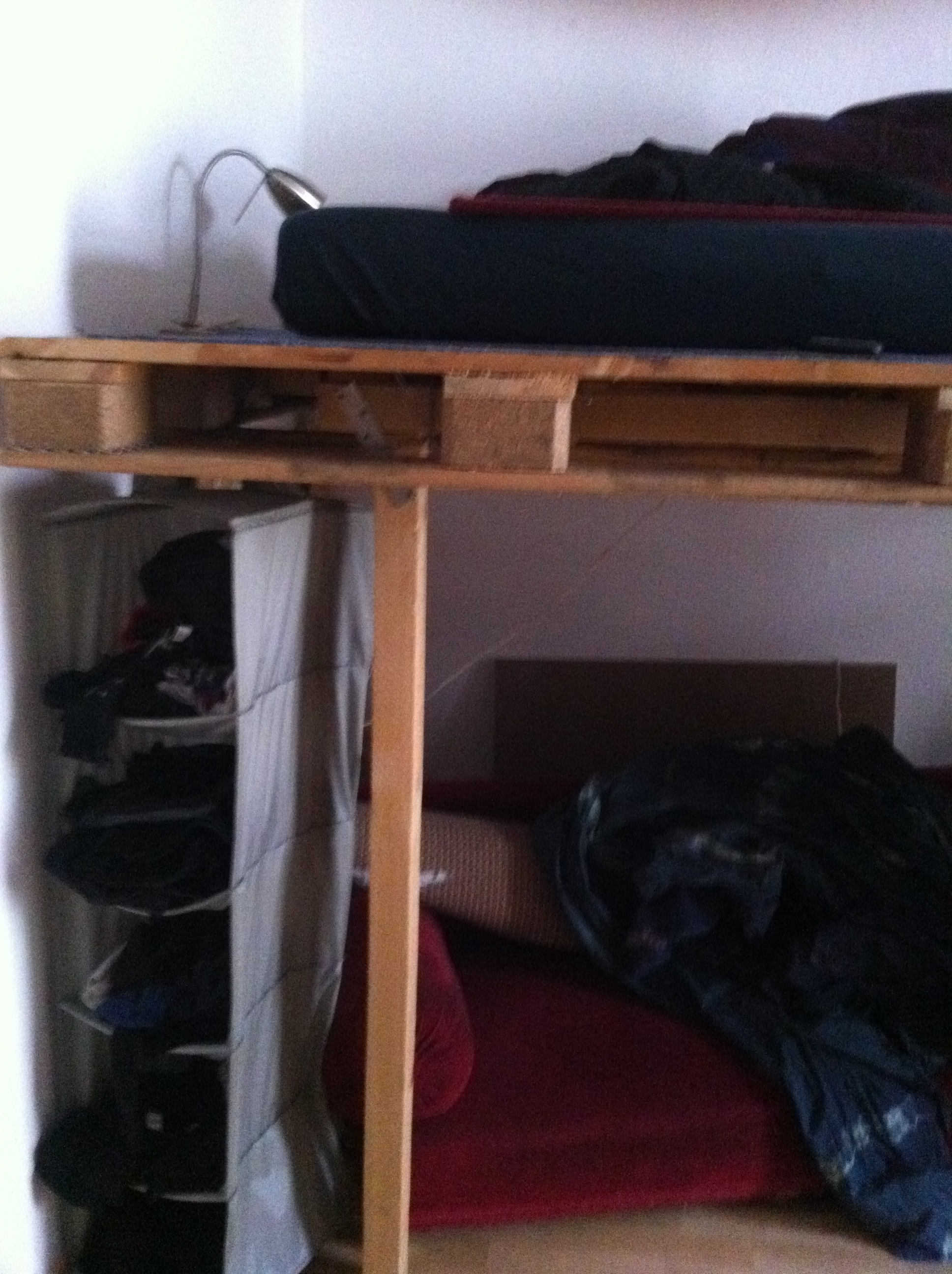 Hochbett seite palettenbett und palettenmöbel : palettenbett und ... Hochbett selber bauen