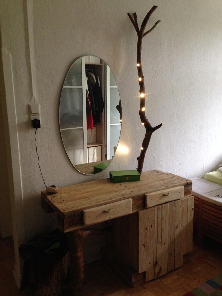 Europaletten schminktisch mit borkenkäferästen und leds ...